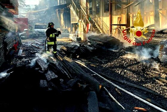 Incendio distrugge falegnameria a Greve