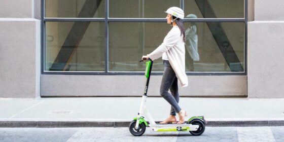 Monopattini: Firenze ci riprova, nuova ordinanza per obbligo casco