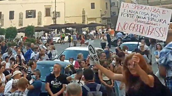 No Green Pass: “Giornalisti terroristi”