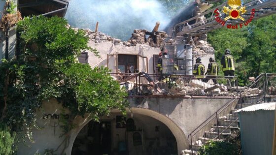 Esplosione e crollo casa, trovato morto un anziano