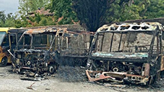 Scuolabus incendiati a San Giuliano Terme