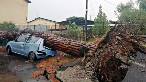 Trombe d’aria su costa Toscana con vento a 140 kmh