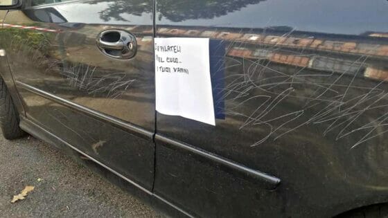 Vandalizzata auto dell’avvocato cause contro no vax
