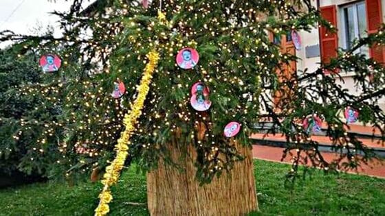 🎧 Albero di Natale addobbato con simboli nazisti