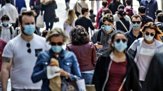 Firenze, scatta obbligo mascherina all’aperto nelle vie dello shopping
