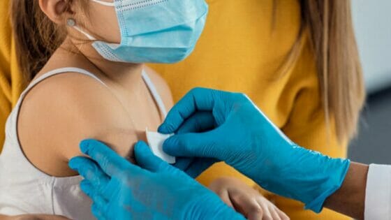 Vaccini Covid, via a prenotazioni terza dose per i bimbi