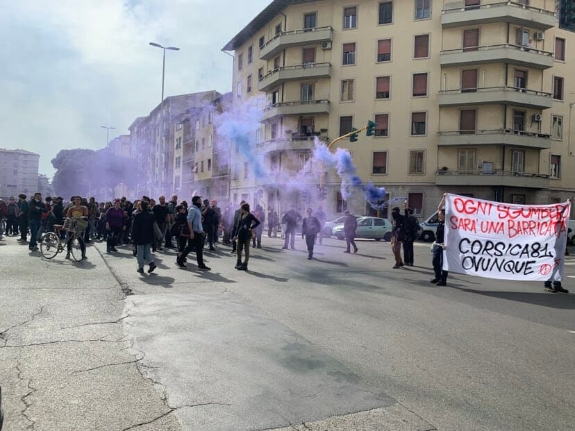 Manifestanti contro sgombero