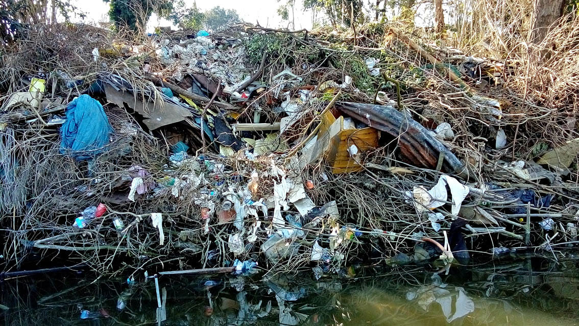 Discarica abusiva sull’argine dell’Arno a San Piero a Grado (PI)