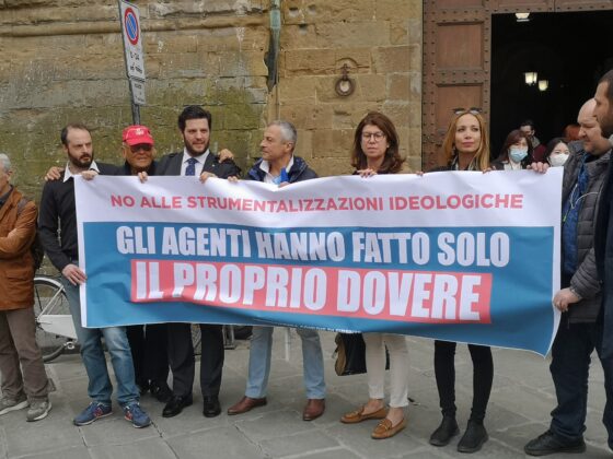 Firenze, placaggio ambulante: presidio centrodestra a favore agenti Municipale