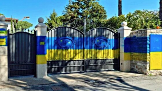 Villa di coppia russa verniciata con colori Ucraina