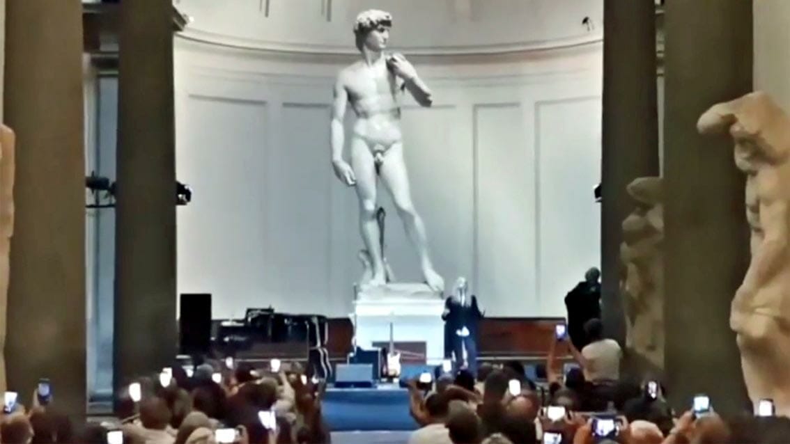 Patti Smith sotto il David di Michelangelo, dopo le polemiche