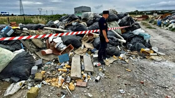 Rifiuti edili abbandonati contenenti documenti, identificato responsabile