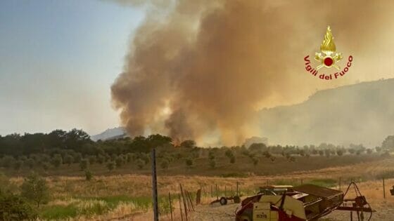 Incendio di Cinigiano, Sindaca: “Finestre chiuse e tapparelle abbassate”. Disagi anche all’ospedale di Castel del Piano