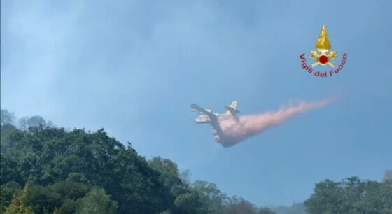 Orbetello: fiamme su colline, quattro elicotteri in azione