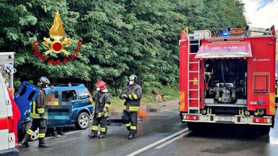Scontro frontale auto-furgoncino, un morto e 3 feriti