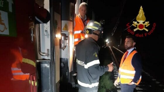 Bomba d’acqua su Capalbio, interruzione linea ferroviaria tirrenica, vigili del fuoco trasbordano 250 passeggeri da treno bloccato