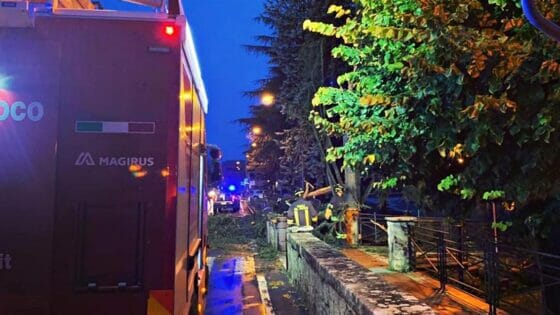 Maltempo in Toscana, allagamenti e rami caduti. Codice giallo esteso fino a mezzanotte