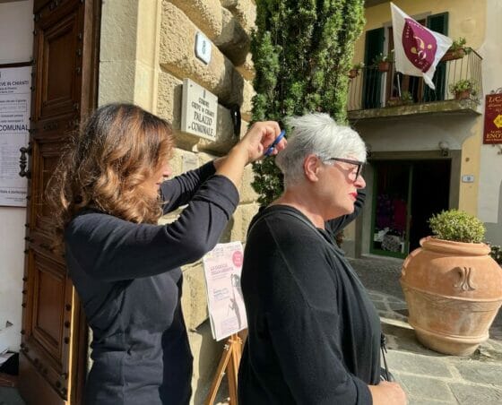 Chianti: in centinaia si tagliano i capelli per le donne iraniane