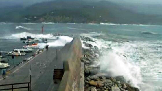 Il vento sferza la costa toscana: raffiche a 115 km e onde 7 metri