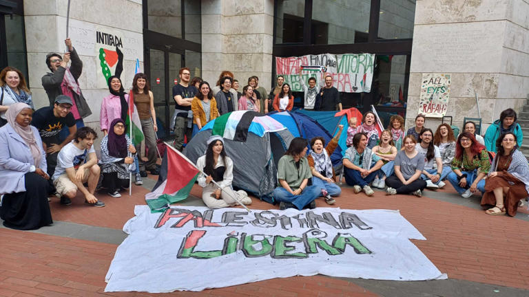 Acampada degli studenti a Siena, occupato pacificamente con tende l’ingresso dell’Ateneo