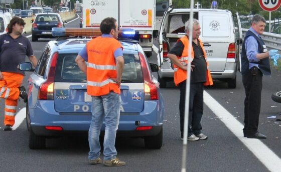 Tamponamento in A12 tra Sarzana e Carrara, muore un camionista