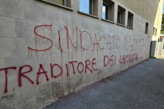 Sede Cisl imbrattata a Firenze, “sindacato traditore”
