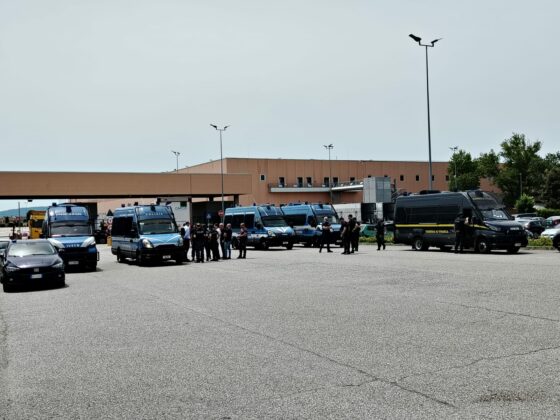 Campi B., polizia rimuove presidio Sudd Cobas a magazzino Esselunga