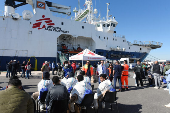 Migranti sbarcati a Livorno: tra loro donne incinte con ustioni