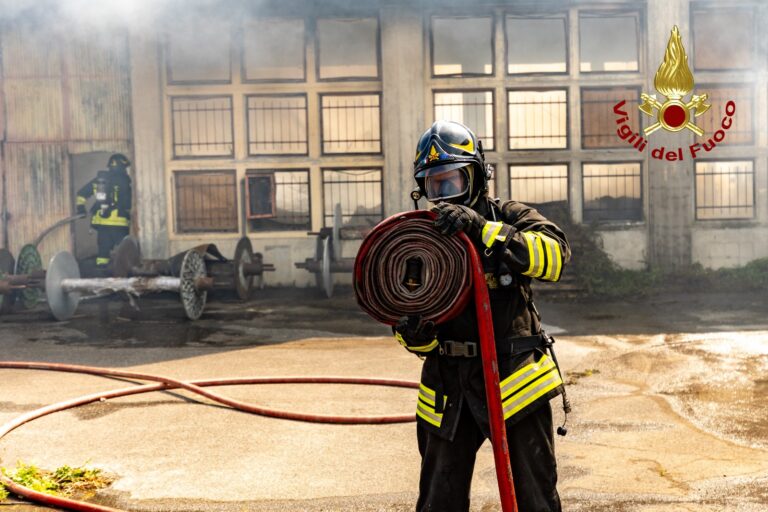A fuoco centro di riciclaggio rifiuti in Lucchesia