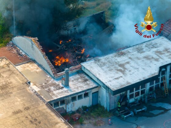 Incendio di un ex capannone a Campi Bisenzio: “chiudere le finestre”