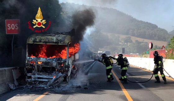 Tir in fiamme su A1 tra Firenze e Mugello