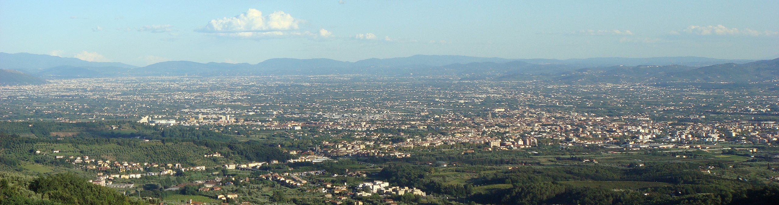 Precipita dal secondo piano di una scuola a Prato, grave un 19enne