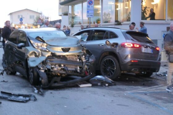 Versilia: auto investe sette persone, morte due giovani