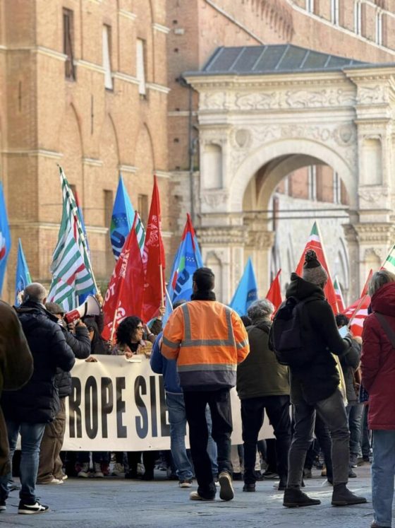 Siena: 250 in piazza per la Beko. C’è  anche il sindaco