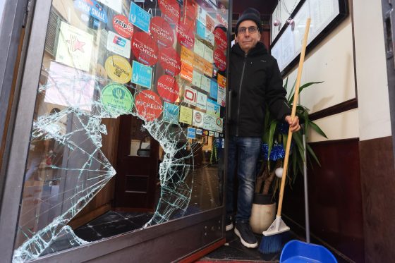 Spaccate vetrine di due ristoranti nel centro di Firenze