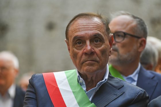 Canzoni napoletane vietate in locale a Firenze: la denuncia pubblica e l’ira di Mastella
