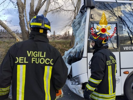 Albero cade su scuolabus a Rignano, bambini stanno bene