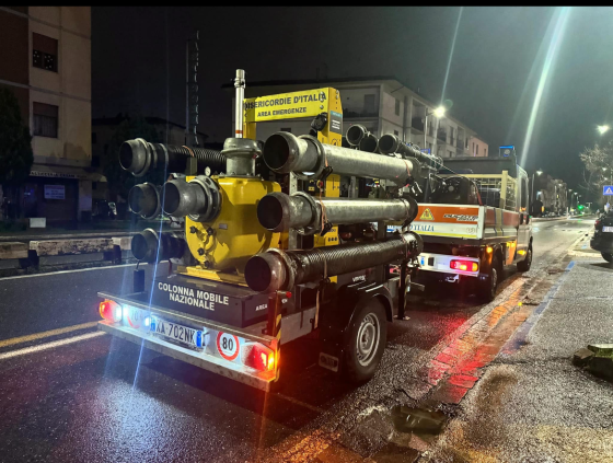 Maltempo, allagamenti a Empoli e si apre una voragine