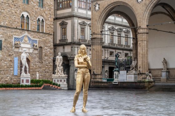 Firenze, arriva in Piazza Signoria la scultura monumentale di Thomas J Price, “una donna contemporanea”