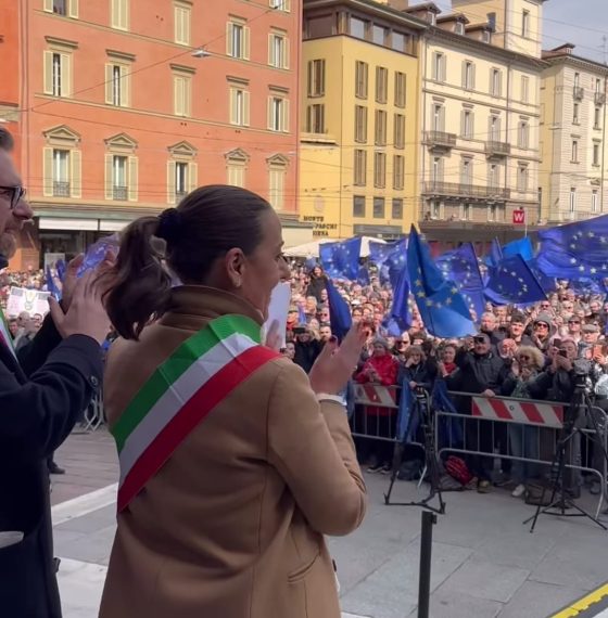 Migliaia in piazza a Bologna con Lepore e Funaro. Bandiere Ue e della pace