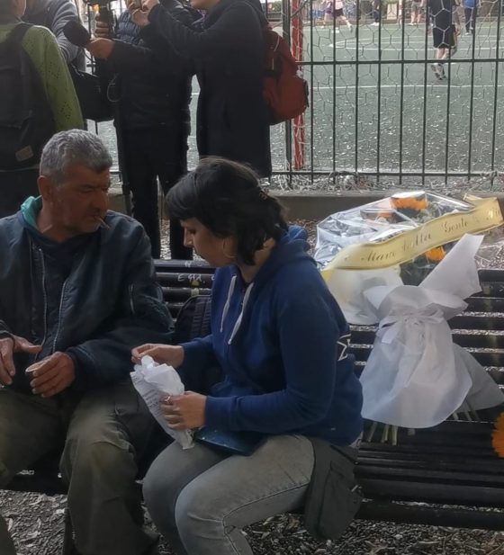 🎧 Senza tetto trovati morti, oltre 200 in piazza per ricordarli. Oggi l’autopsia