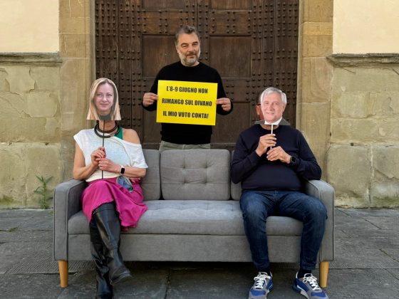 Referendum: flash mob con divano a Firenze “No a ‘me ne frego’ del governo”