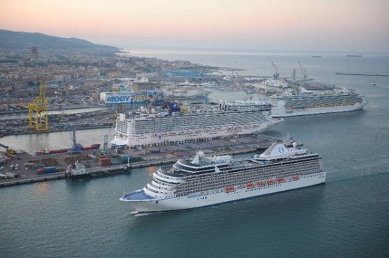 Livorno, pullman investe coppia di turisti, muore la donna, grave il marito
