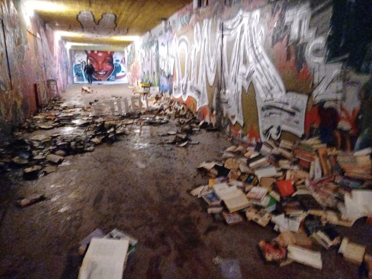 🎧Nuovo rogo nel sottopasso delle Cure a Firenze, incendiati i libri di Marco