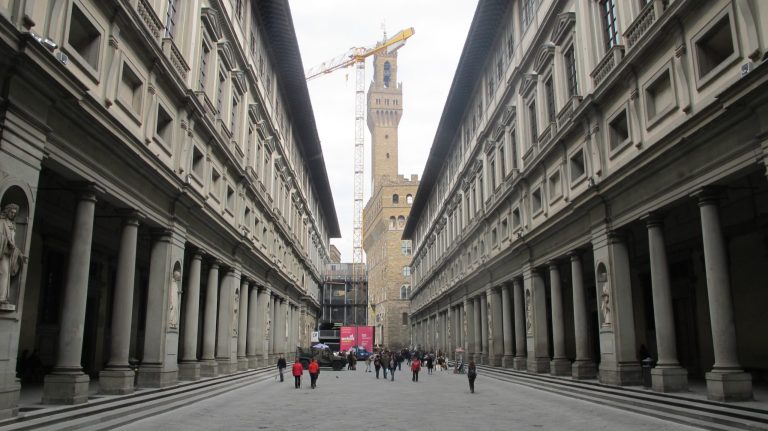 La gru al cantiere degli Uffizi, la promessa di Verde “Via entro 50 giorni”