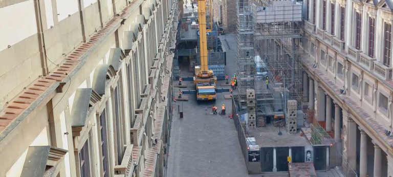 Gru agli Uffizi: iniziate le operazioni per lo smontaggio