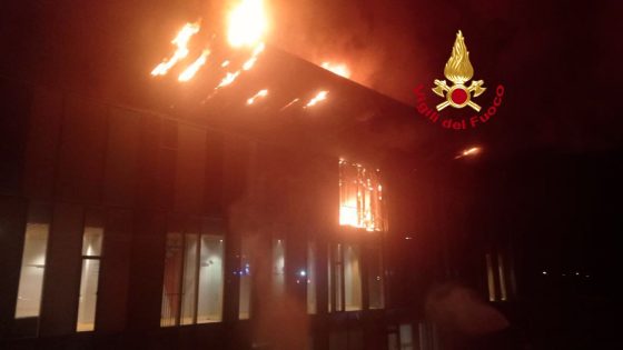 Incendio al padiglione giovani calciatori del Viola Park, alcuni intossicati e struttura inagibile