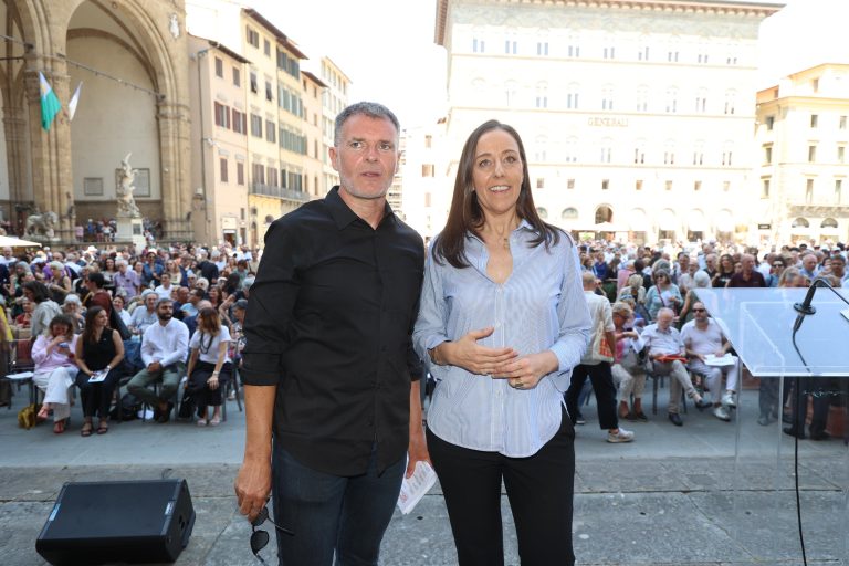 🎧 Teatro Toscana, 300 in piazza Signoria a presentazione programma