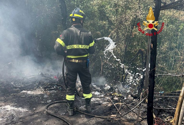 A fuoco baracche alla periferia di Firenze, nessun ferito