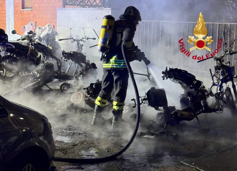 A fuoco motorini a Firenze, non esclusa ipotesi rogo doloso